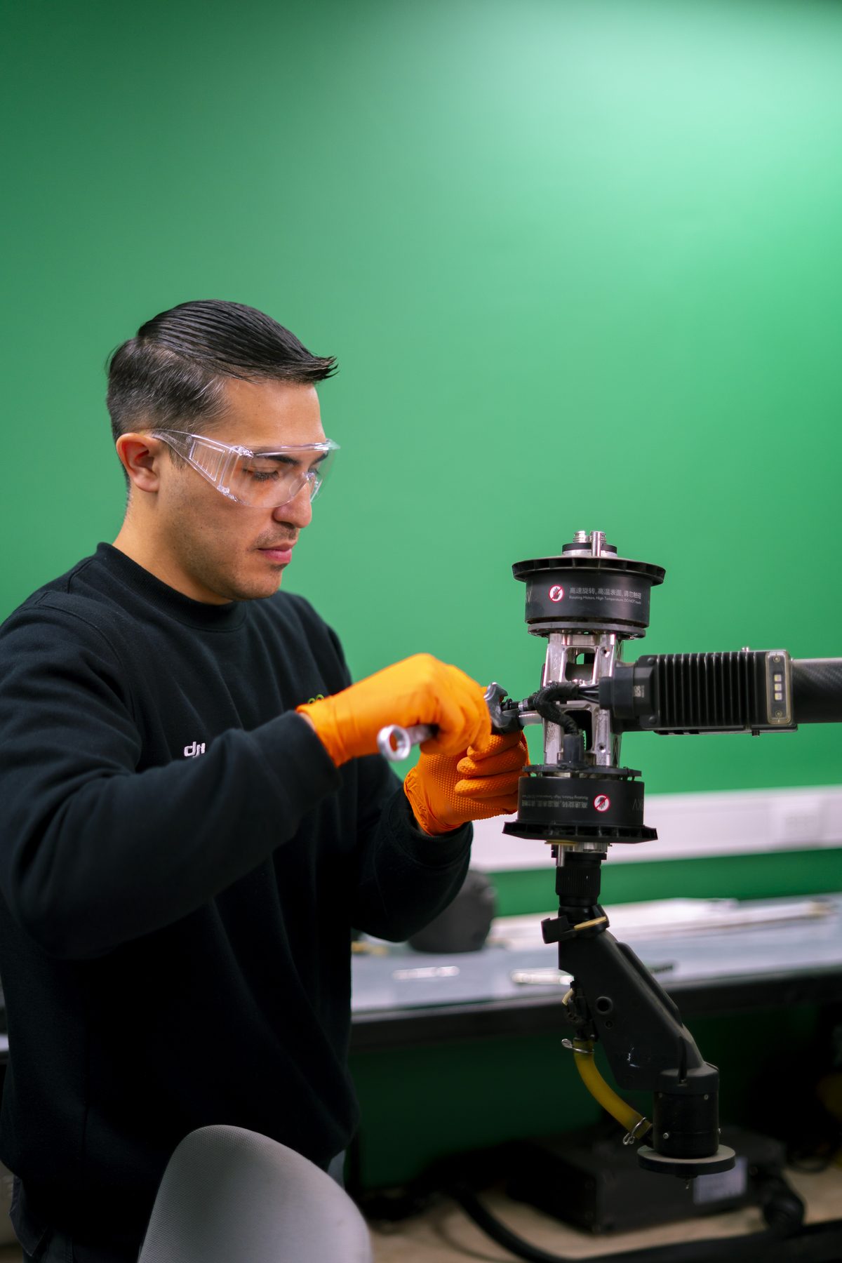Mantención de dron en taller