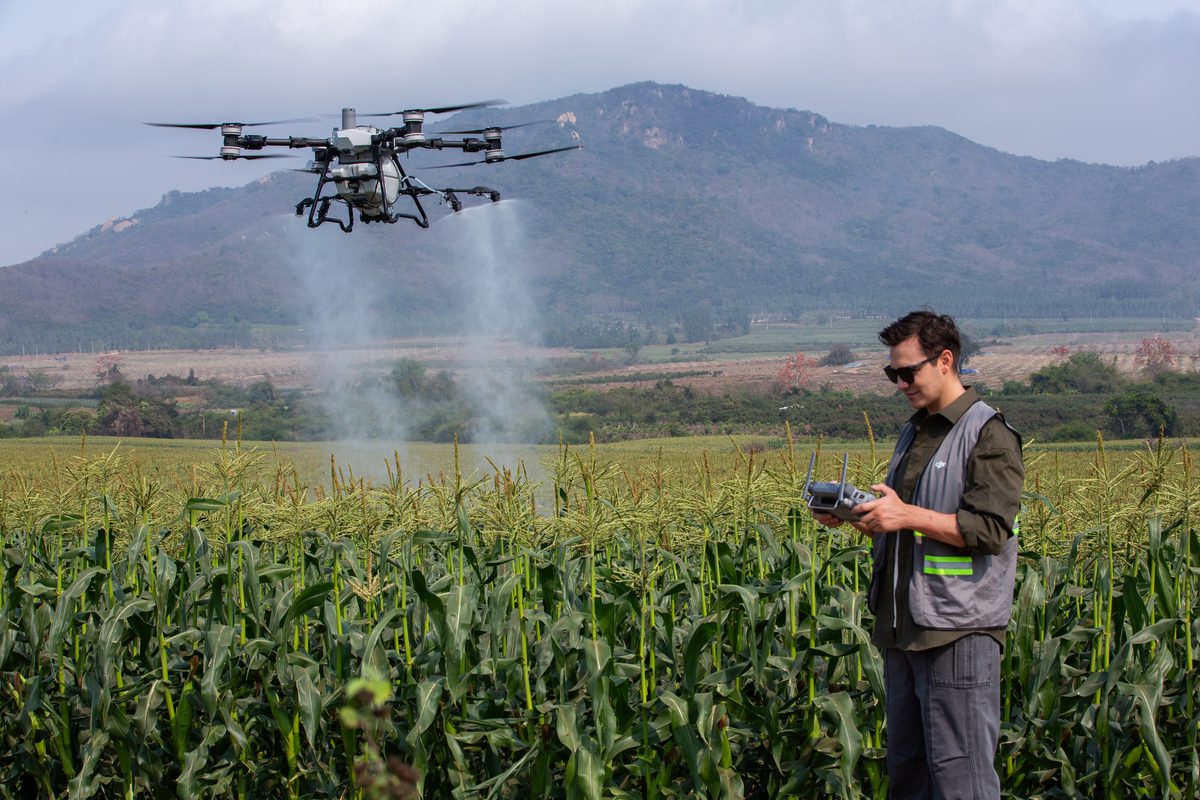 Operador con dron agrícola DJI