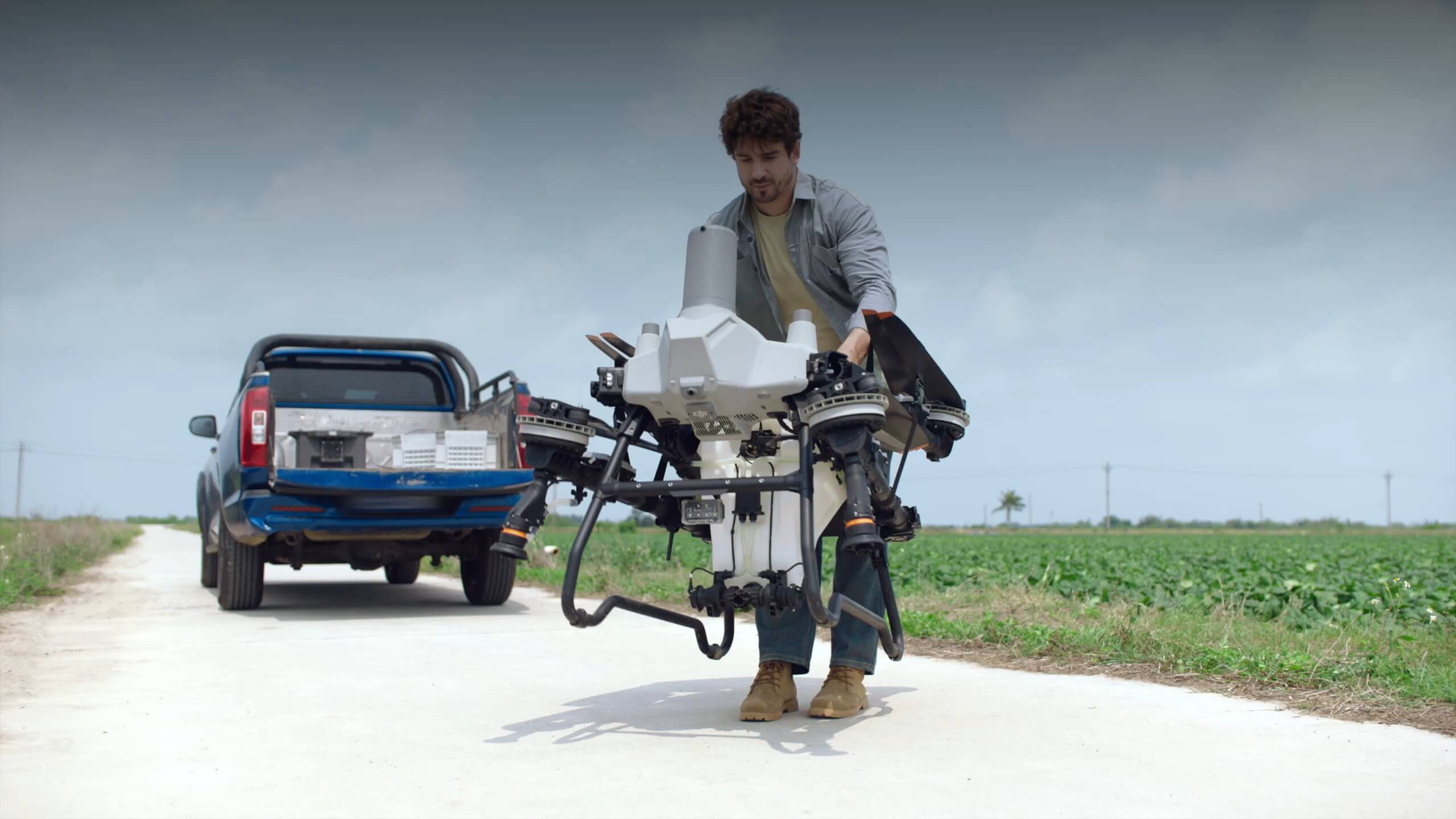 Operador cargando el DJI Agras T55 en terreno