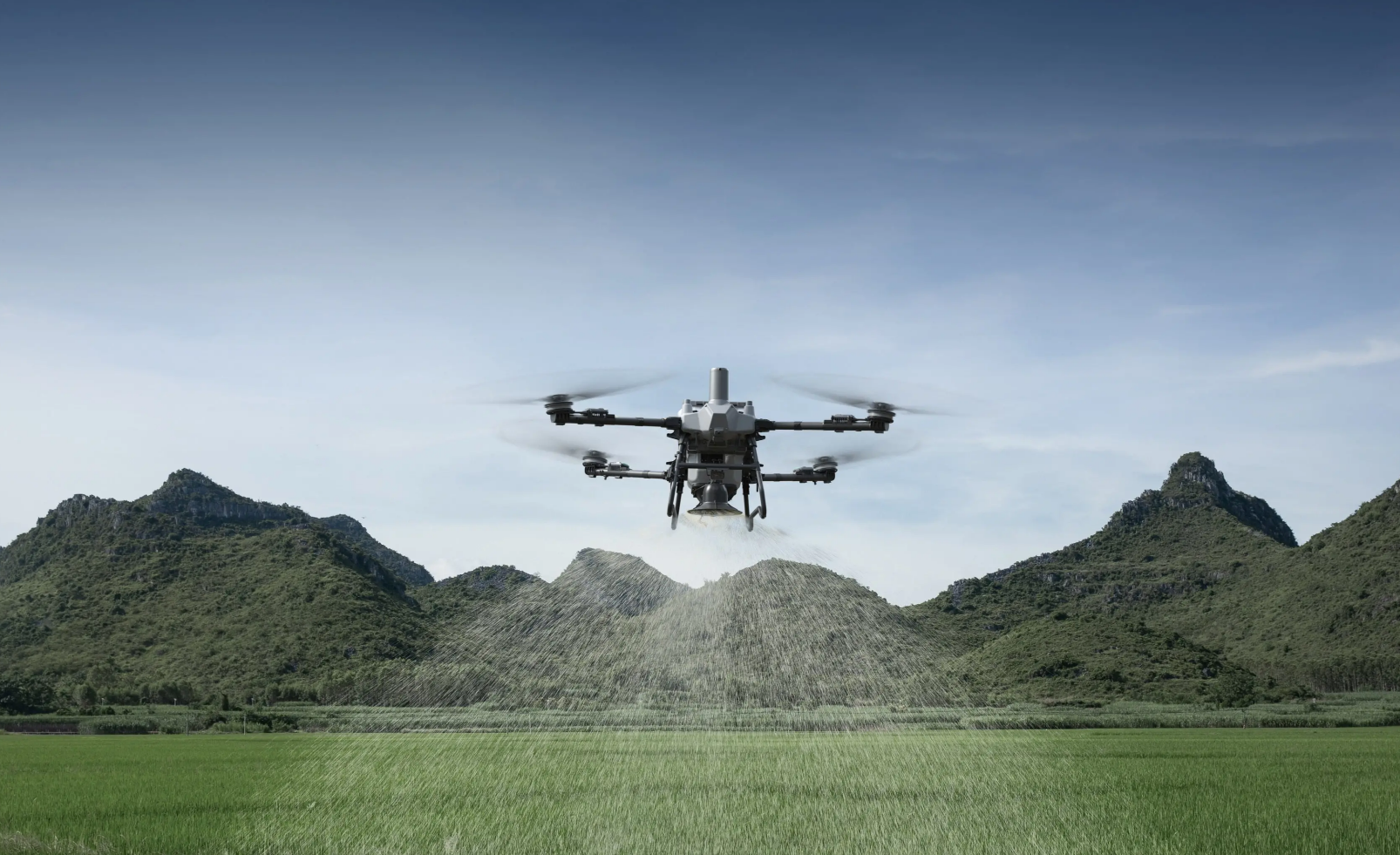 DJI Agras T55 esparciendo sobre campo